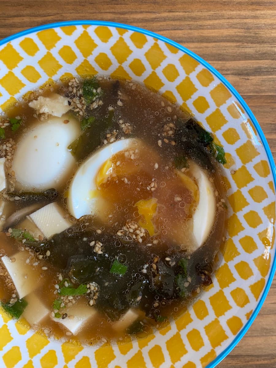 Bouillon miso cuisine postnatale par Joanne Doula