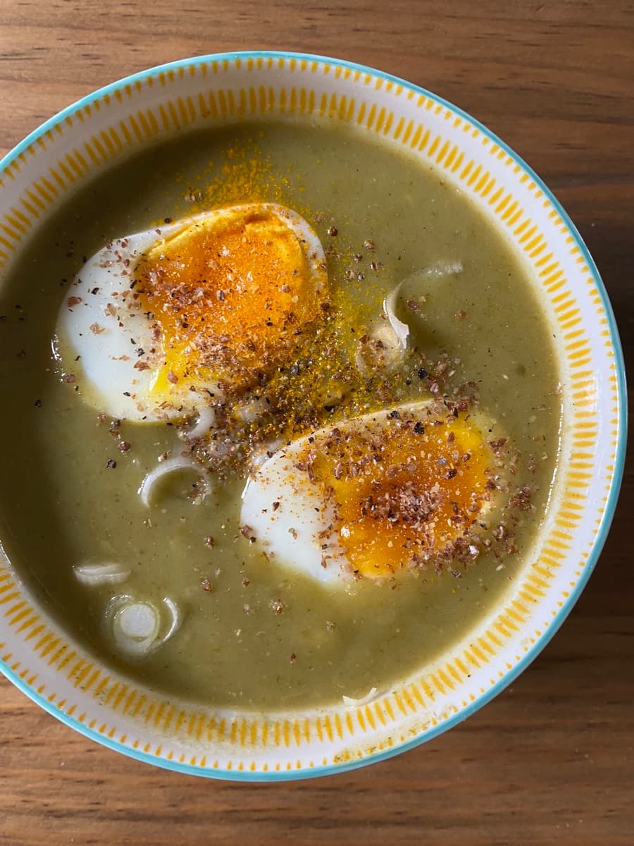 Soupe verte postnatale aux œufs et épices par Joanne Doula