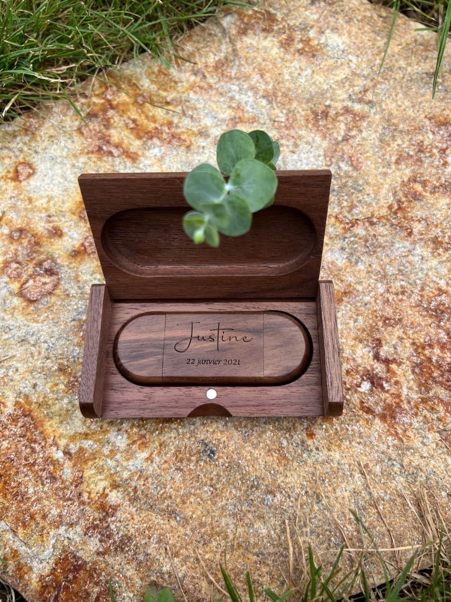 Coffret personnalisé ouvert avec clé USB gravée